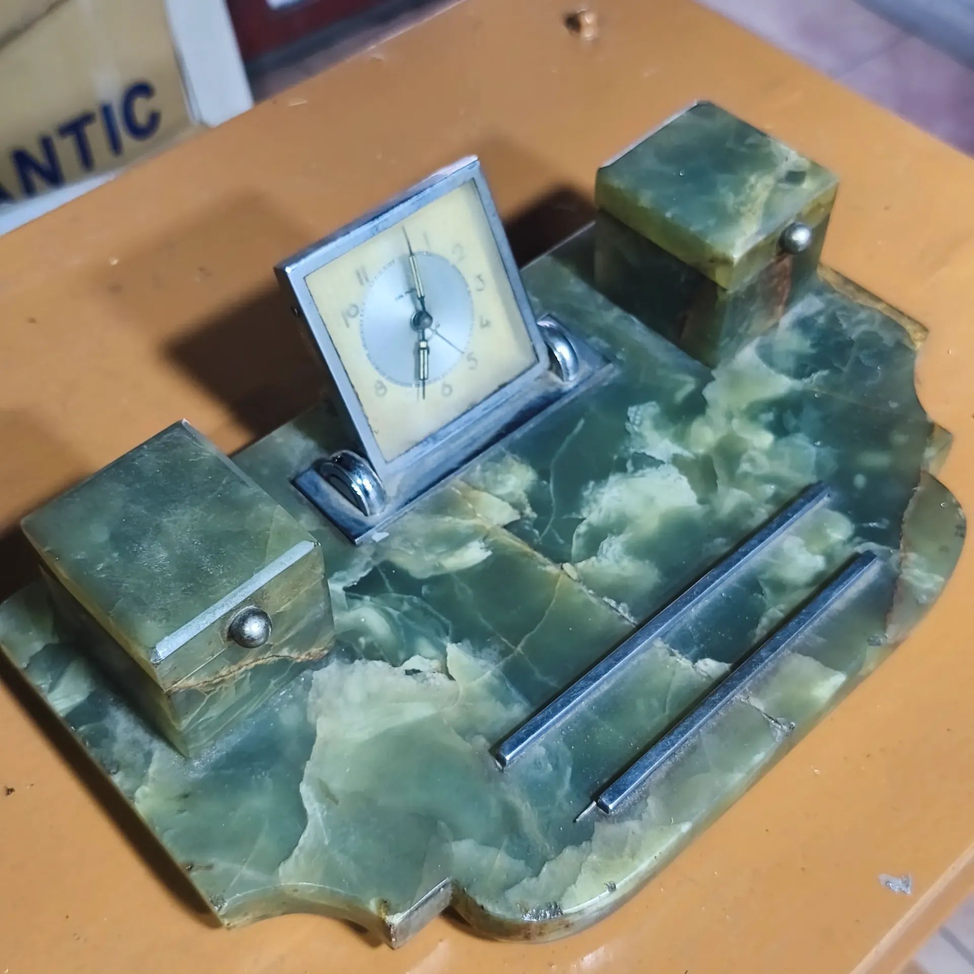 Tintero con reloj de mesa en marmol
