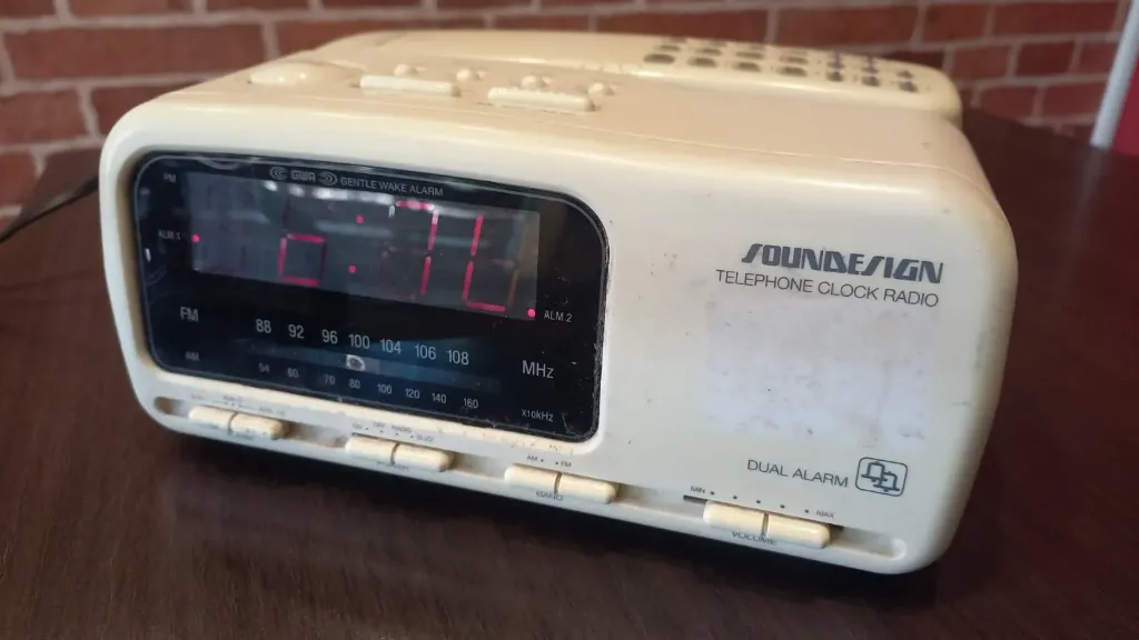 Radio Reloj Despertador y Telefono Soundesign