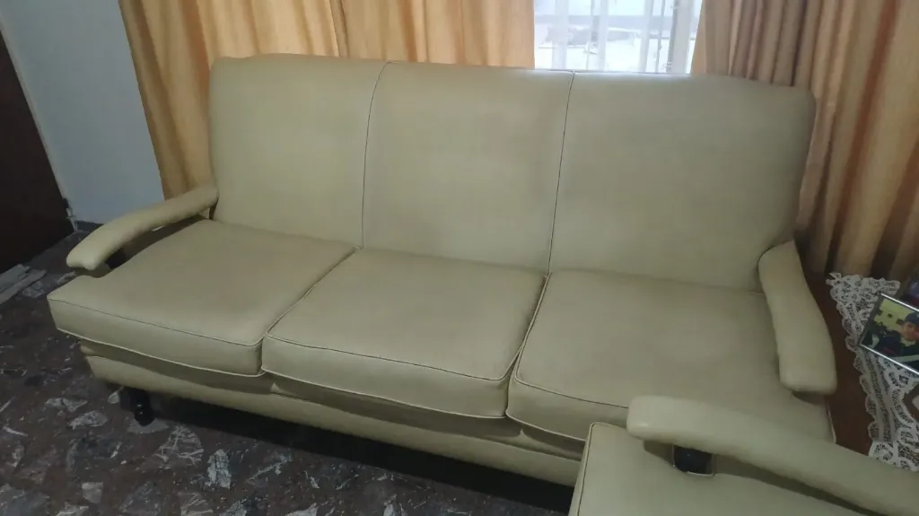 Juego de sillones en madera y cuerina 3 cuerpos