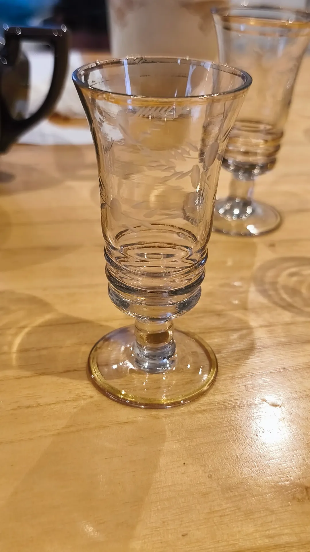 Vasitos finos con ribete dorado