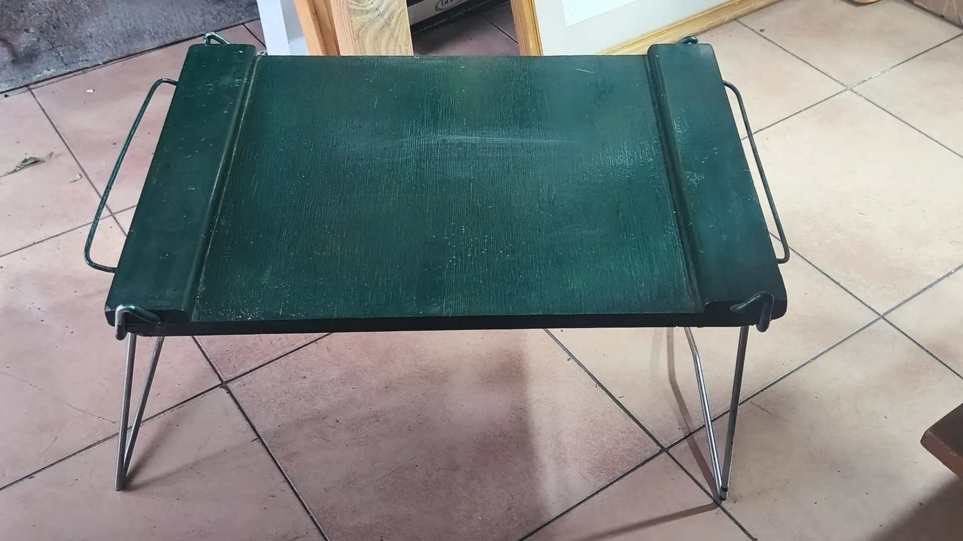 Bandeja de madera color verde con patas para cama