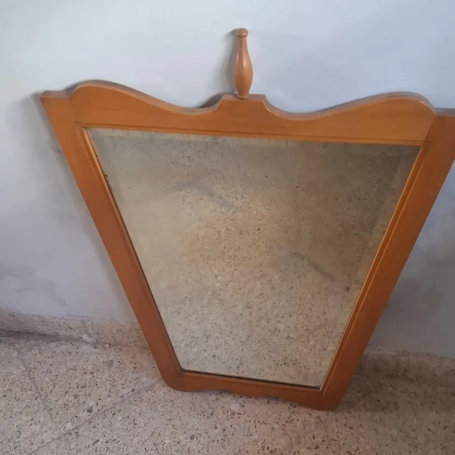 Espejo con marco de madera lisa