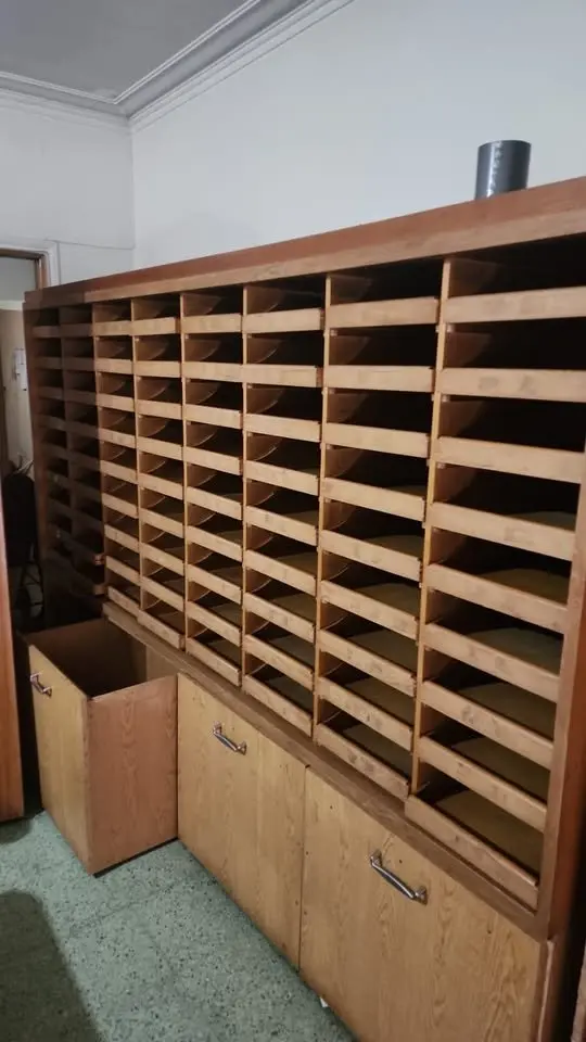 Mueble exhibidor de camisas o prendas de vestir.