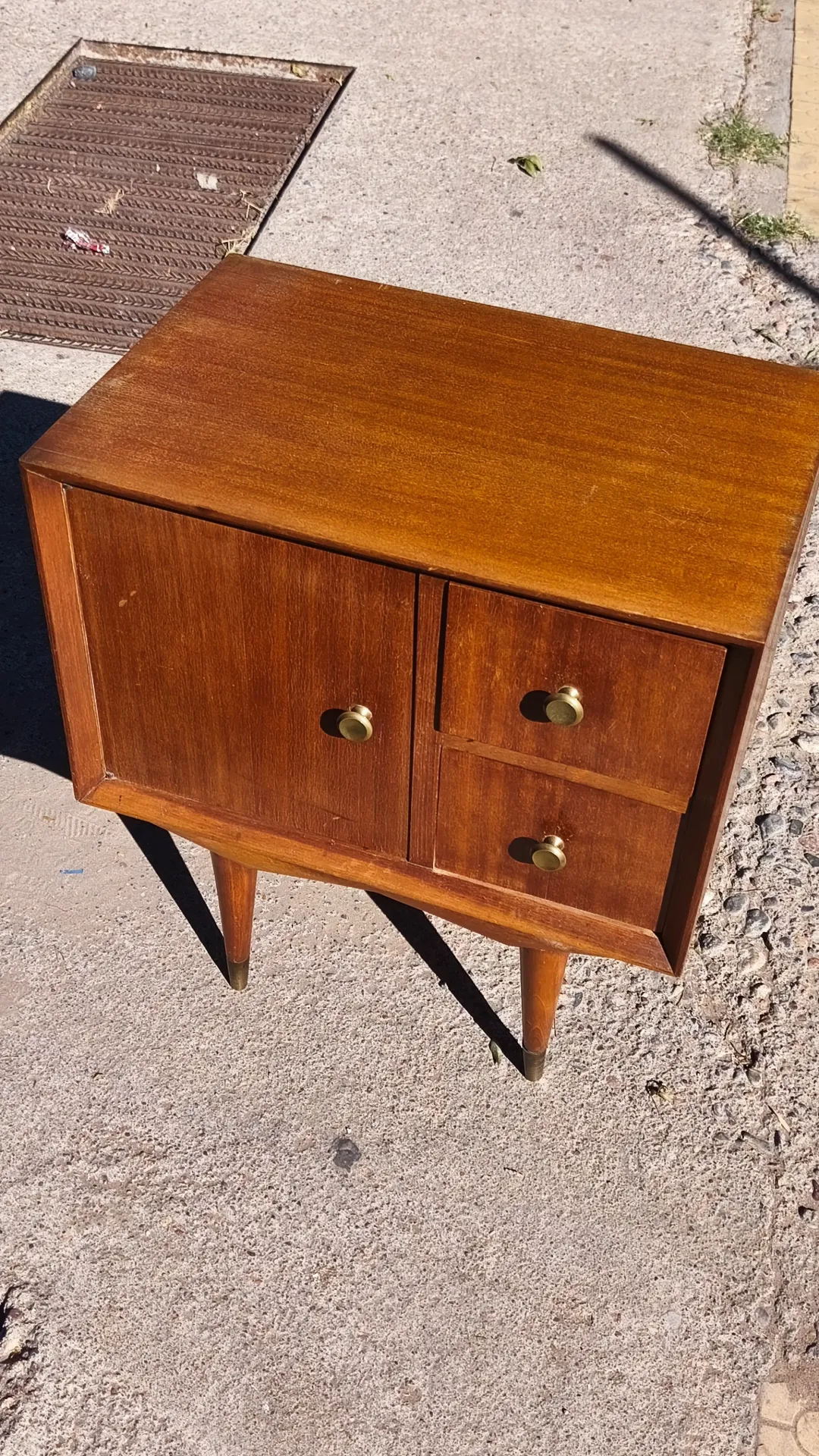 Mesa  de luz en madera