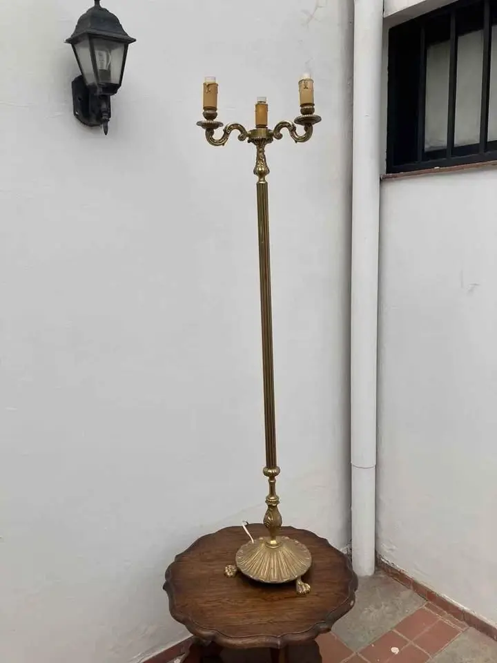 Lampara de pie antigua en bronce macizo