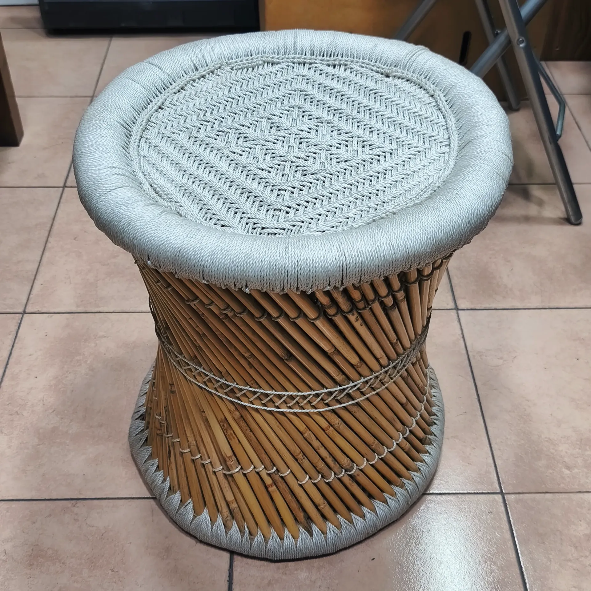 Mesita auxiliar de caña y cordones